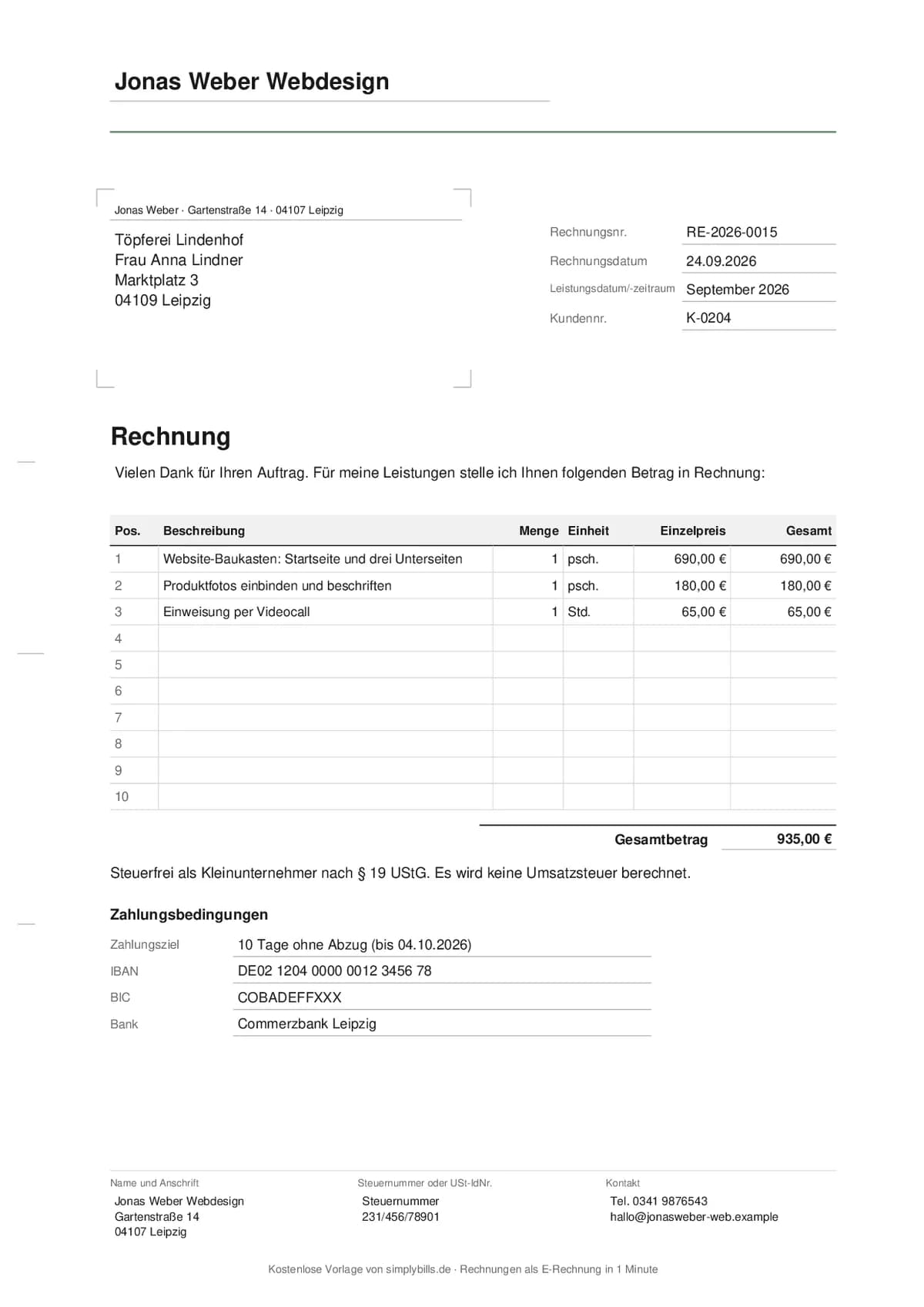 Ausgefüllte Rechnungsvorlage für Kleinunternehmer mit Absender, Anschriftfeld, Rechnungsnummer, drei Positionen, Gesamtbetrag und Hinweis auf § 19 UStG ohne Umsatzsteuer