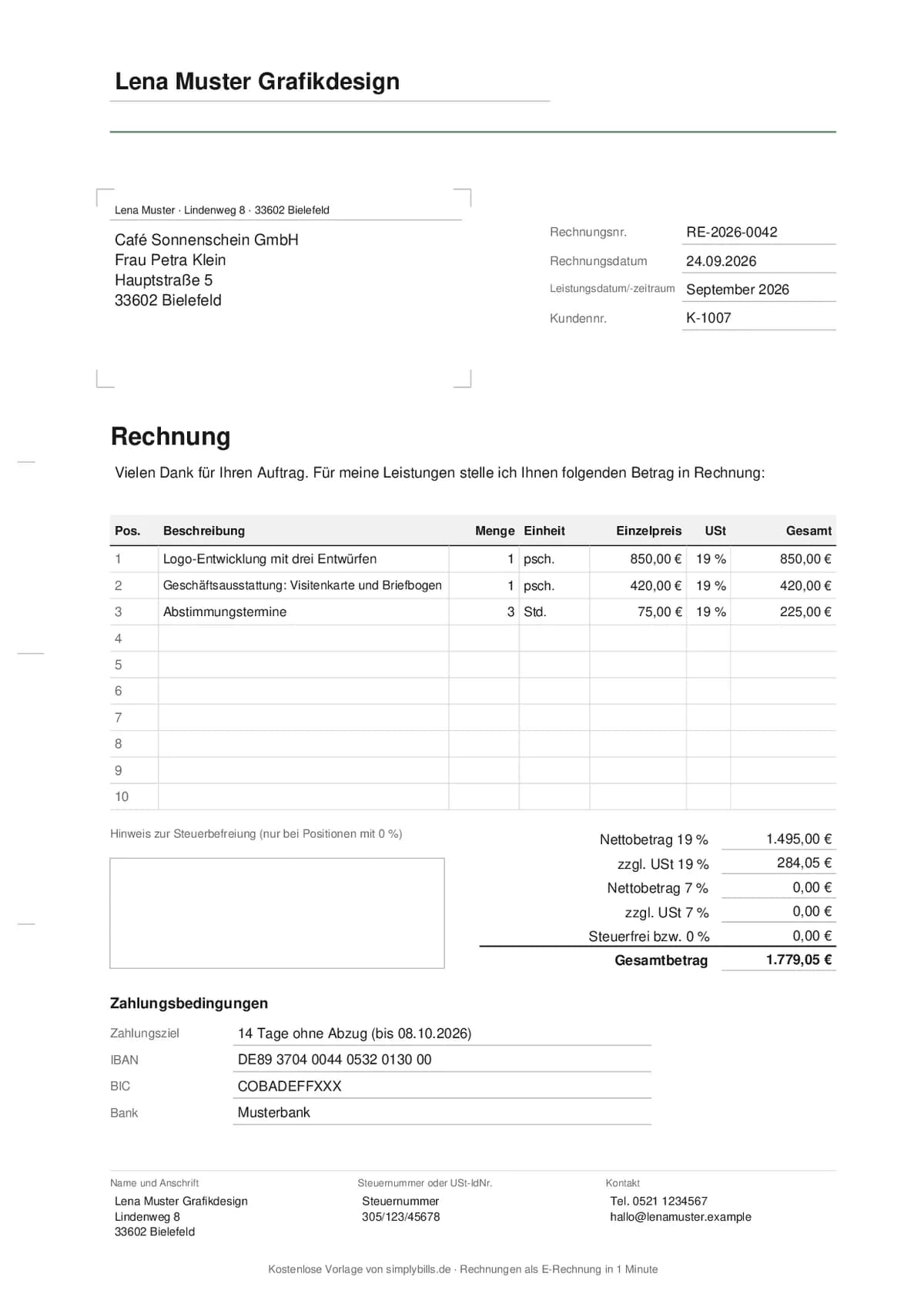 Ausgefüllte Rechnungsvorlage mit Absender, Anschriftfeld, Rechnungsnummer, drei Positionen mit Umsatzsteuer je Steuersatz und Bankverbindung